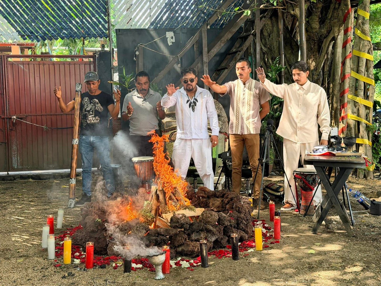 Ceremonia de fuego con los maestros y participantes